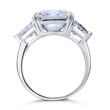 Anillo de diamantes simulados de talla princesa de tres piedras de 8 quilates en plata de ley