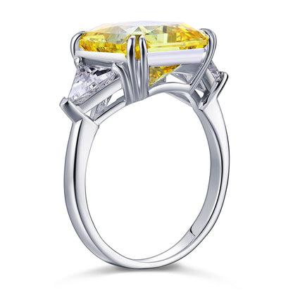 Anillo de tres piedras de diamante simulado amarillo de talla princesa de 8 quilates en plata de ley