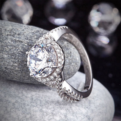 Anillo de 3 quilates con diamante simulado de talla brillante redonda y cuerpo retorcido en plata de ley.