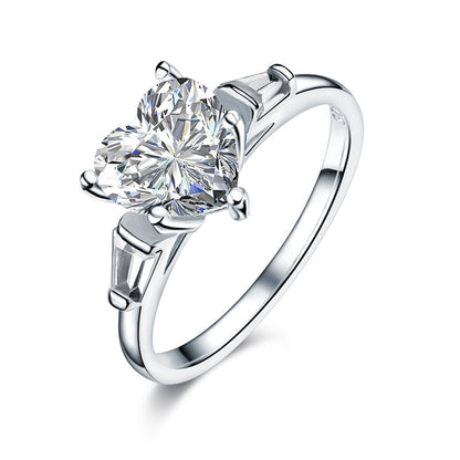 Anillo de tres piedras con diamantes simulados en corte de corazón de 2 quilates en plata de ley