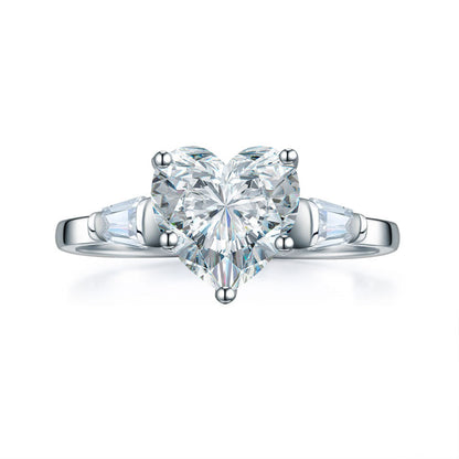 Anillo de tres piedras con diamantes simulados en corte de corazón de 2 quilates en plata de ley