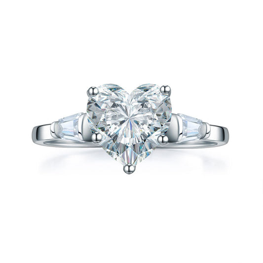 Anillo de tres piedras con diamantes simulados en corte de corazón de 2 quilates en plata de ley