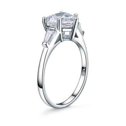 Anillo de tres piedras con diamantes simulados en corte de corazón de 2 quilates en plata de ley