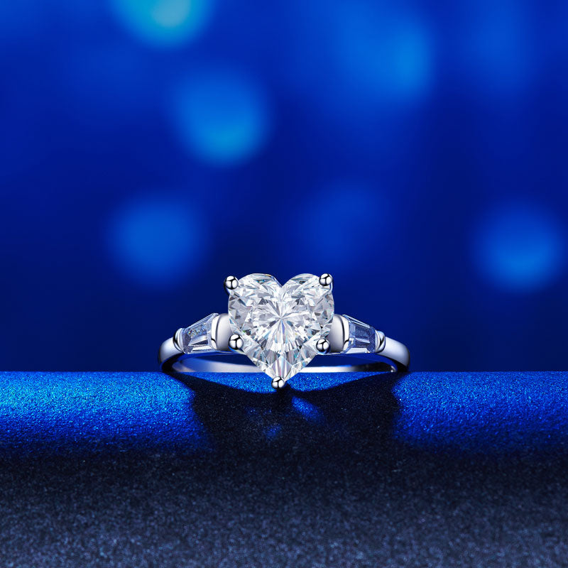 Anillo de tres piedras con diamantes simulados en corte de corazón de 2 quilates en plata de ley