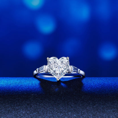 Anillo de tres piedras con diamantes simulados en corte de corazón de 2 quilates en plata de ley