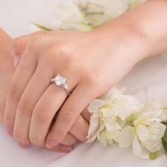Anillo de tres piedras con diamantes simulados en corte de corazón de 2 quilates en plata de ley