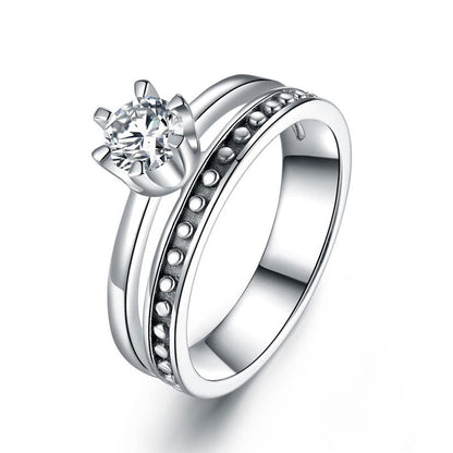 Anillo solitario de diamante simulado redondo con cuerpo dividido en plata de ley