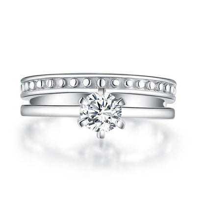 Anillo solitario de diamante simulado redondo con cuerpo dividido en plata de ley