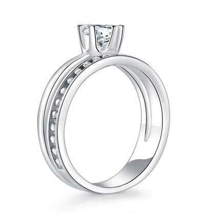 Anillo solitario de diamante simulado redondo con cuerpo dividido en plata de ley