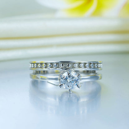 Anillo solitario de diamante simulado redondo con cuerpo dividido en plata de ley