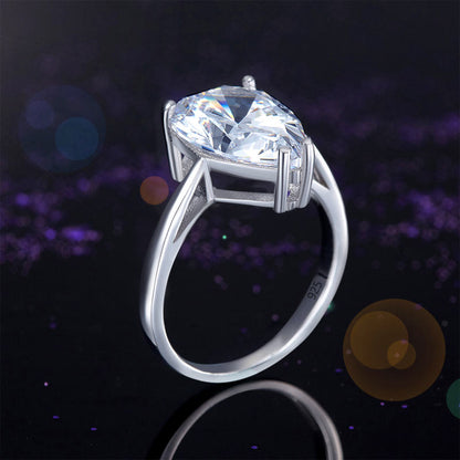 Anillo solitario de diamante simulado de talla pera de 4,5 quilates en plata de ley.