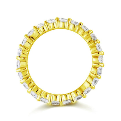 Anillo de eternidad con diamantes simulados de talla ovalada en oro amarillo y plata de ley.
