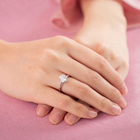Anillo de compromiso solitario de diamante y moissanita de 6 puntas de 1,5 quilates en plata de ley.
