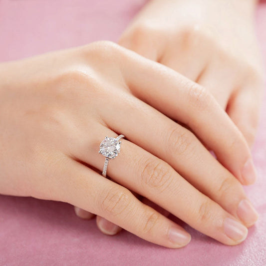 Anillo de compromiso de moissanita redonda de 2 quilates en plata de ley.