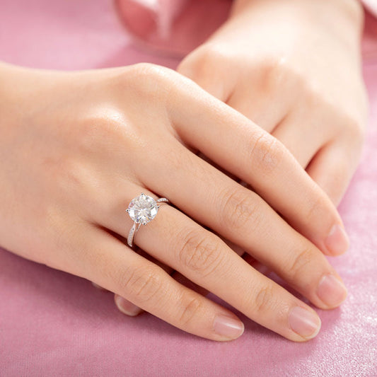 Anillo de compromiso de moissanita redonda de 3 quilates en plata de ley.