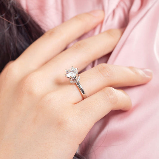 Anillo de compromiso de moissanita redonda de 2 quilates con halo de diamantes en plata de ley.