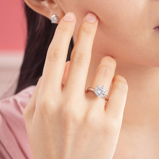 Anillo de compromiso solitario con diamante de moissanita redondo de 3 quilates en plata de ley.