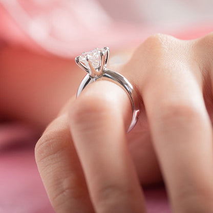 Anillo de compromiso solitario con diamante de moissanita redondo de 3 quilates en plata de ley.