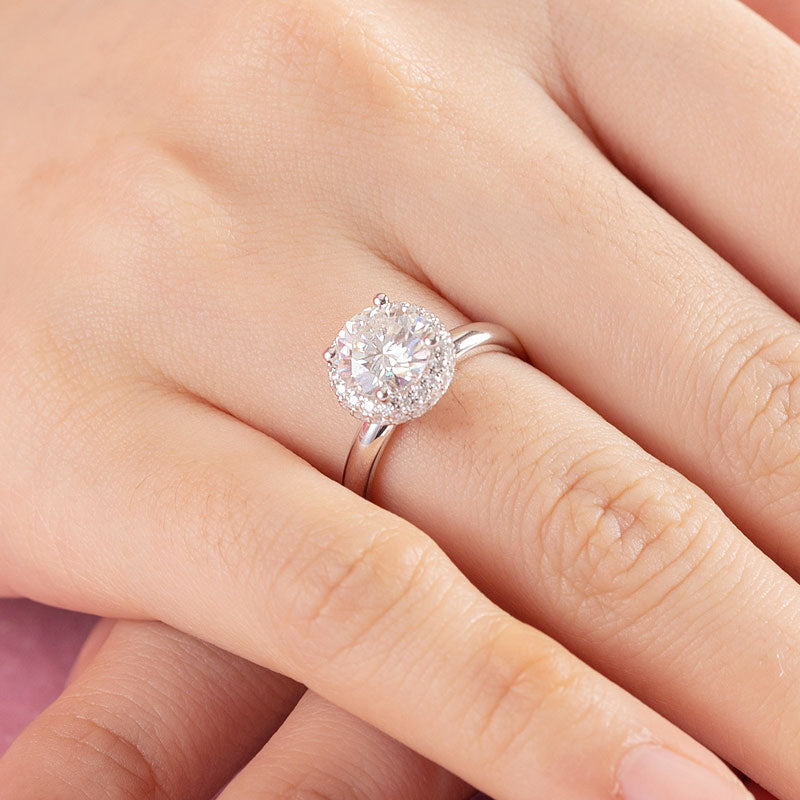 Anillo de compromiso de moissanita redonda de 1,5 quilates con halo de diamantes en plata de ley.