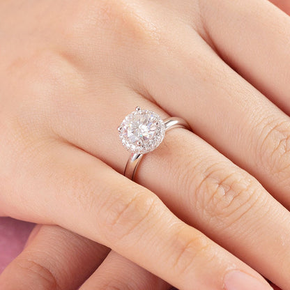Anillo de compromiso de moissanita redonda de 1,5 quilates con halo de diamantes en plata de ley.