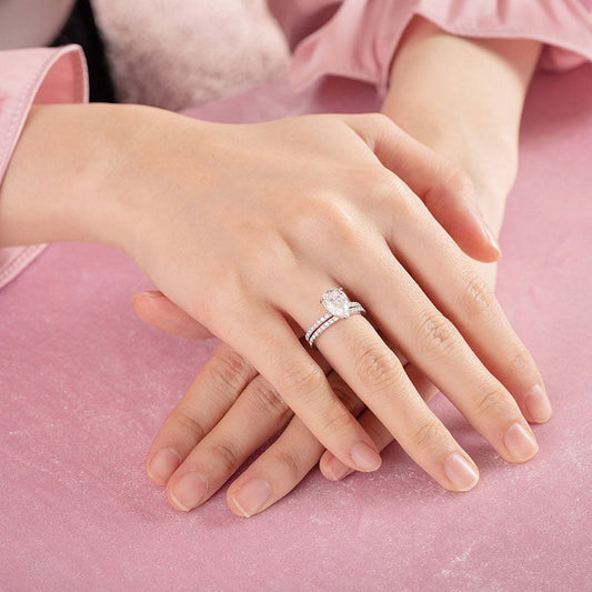 Conjunto nupcial de moissanita de 2 quilates con corte de pera y diamantes en plata de ley.