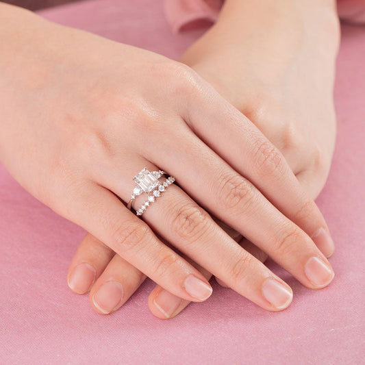 Conjunto nupcial de moissanita de 2 quilates con diamantes de talla esmeralda en plata de ley