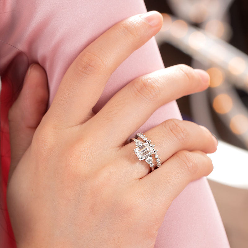 Conjunto nupcial de moissanita de 2 quilates con diamantes de talla esmeralda en plata de ley