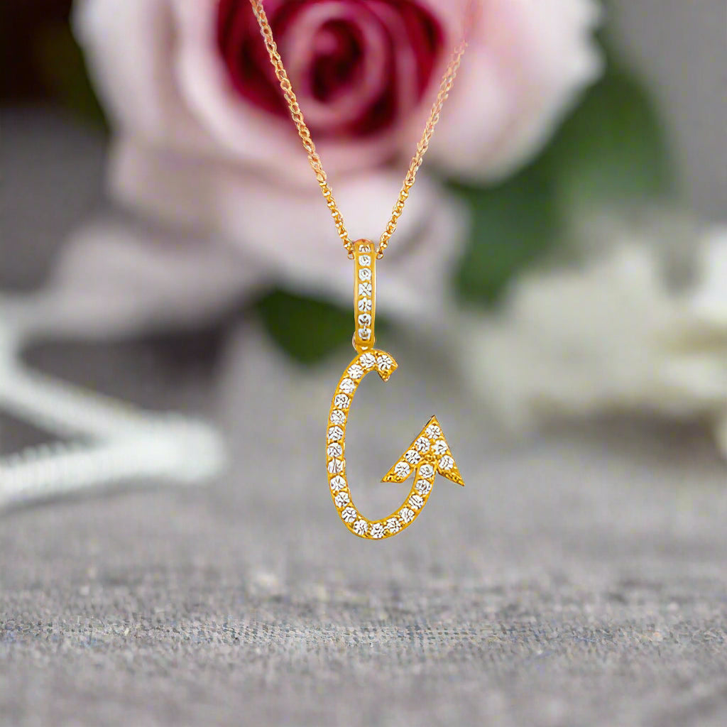 Collar con colgante inicial de moissanita en plata de ley bañada en oro