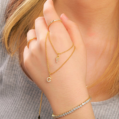 Collar con colgante de inicial en pavé de moissanita diminuto en plata de ley