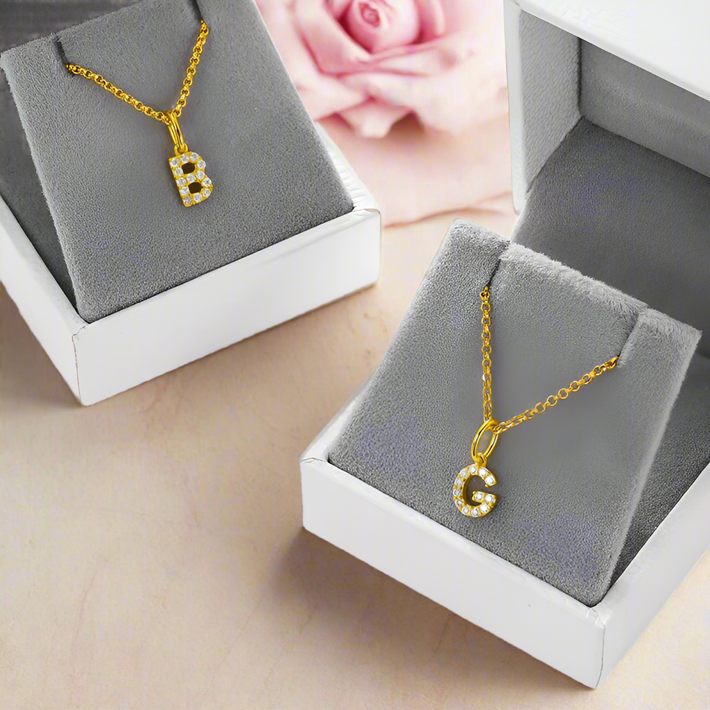 Collar con colgante de inicial en pavé de moissanita diminuto en plata de ley