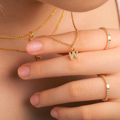 Collar con colgante de inicial en pavé de moissanita diminuto en plata de ley