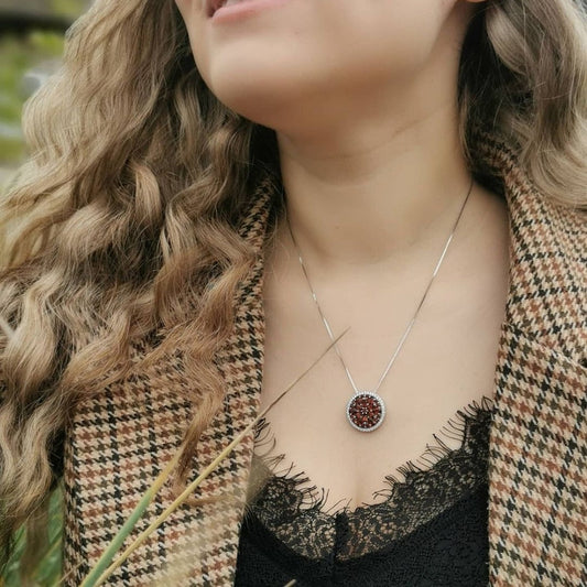 Collar con colgante de racimo redondo de granate rojo GRACE en plata de ley