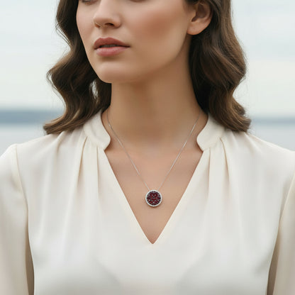 Collar con colgante de racimo redondo de granate rojo GRACE en plata de ley