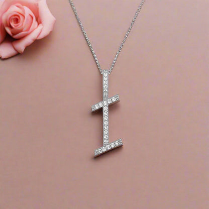 Collier avec pendentif initial en moissanite et argent sterling