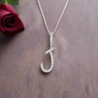 Collier avec pendentif initial en moissanite et argent sterling