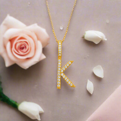 Collar con colgante inicial de moissanita en plata de ley bañada en oro