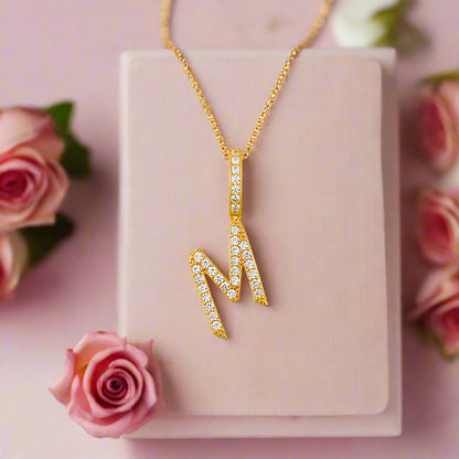 Collar con colgante inicial de moissanita en plata de ley bañada en oro