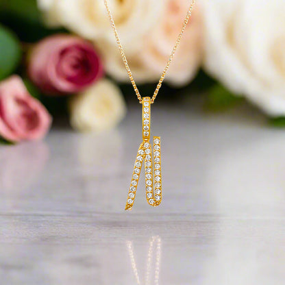 Collar con colgante inicial de moissanita en plata de ley bañada en oro
