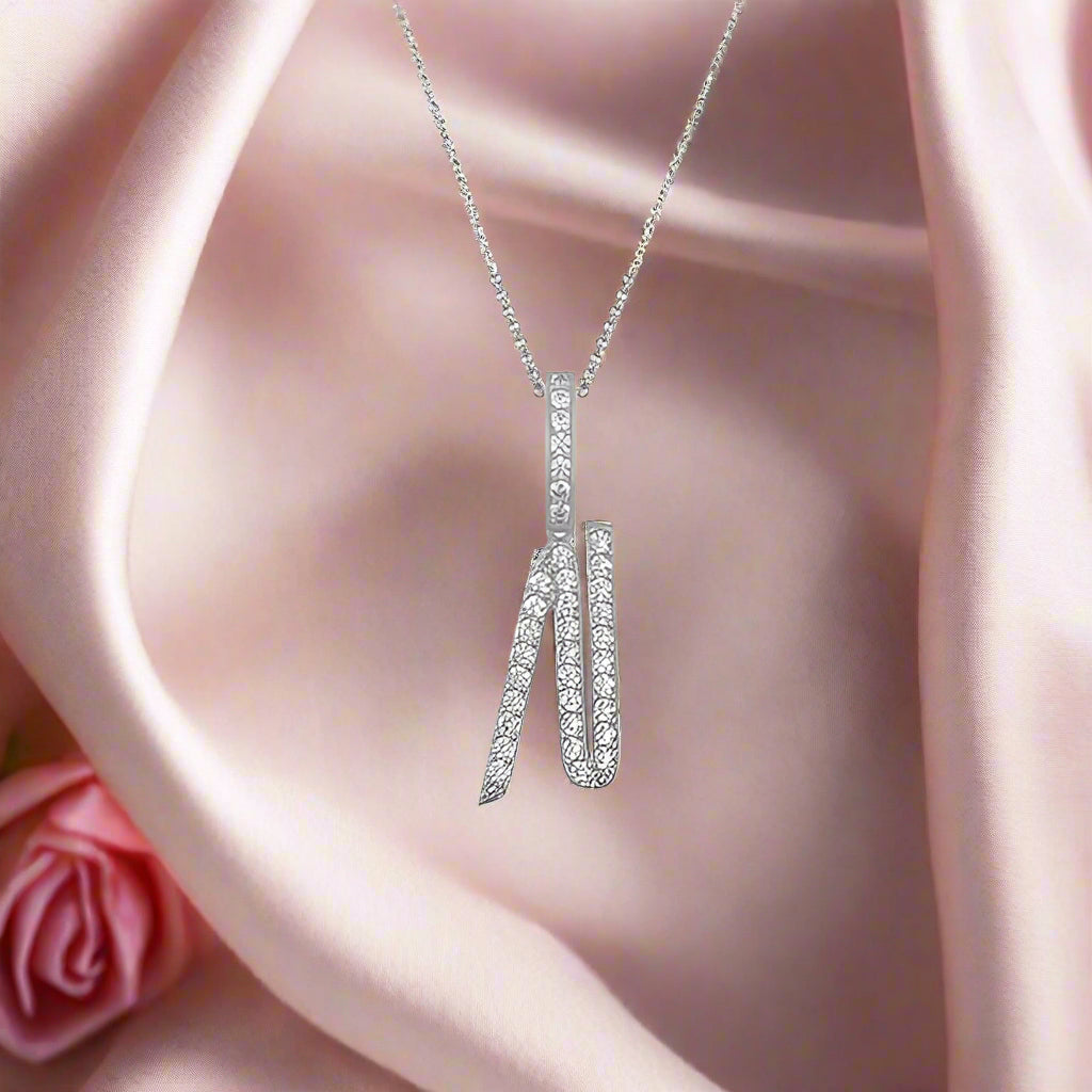Collier avec pendentif initial en moissanite et argent sterling