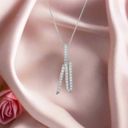 Collier avec pendentif initial en moissanite et argent sterling