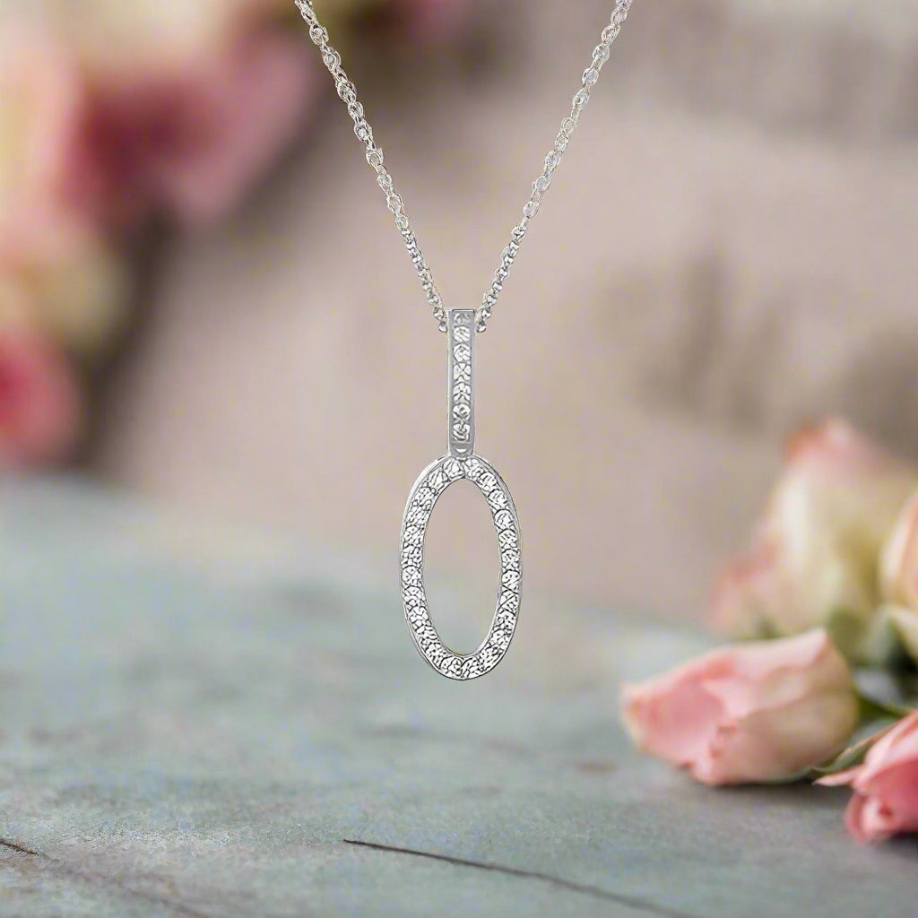 Collier avec pendentif initial en moissanite et argent sterling