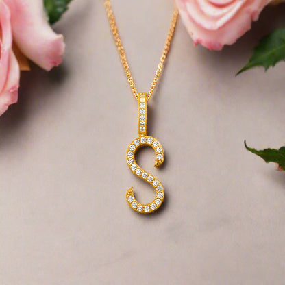 Collar con colgante inicial de moissanita en plata de ley bañada en oro