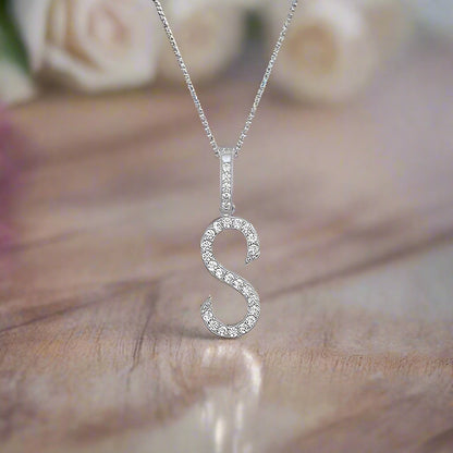 Collier avec pendentif initial en moissanite et argent sterling