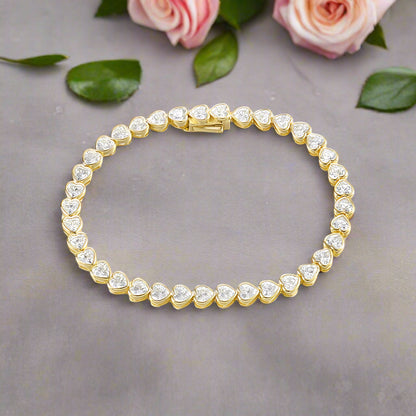 Pulsera de tenis con bisel de moissanita de 4 mm en forma de corazón en plata de ley chapada en oro de 14 quilates