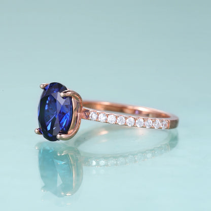 Anillo de compromiso con zafiro azul de laboratorio ovalado en plata de ley