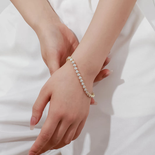 Pulsera de tenis con bisel de moissanita de 4 mm en forma de corazón en plata de ley chapada en oro de 14 quilates