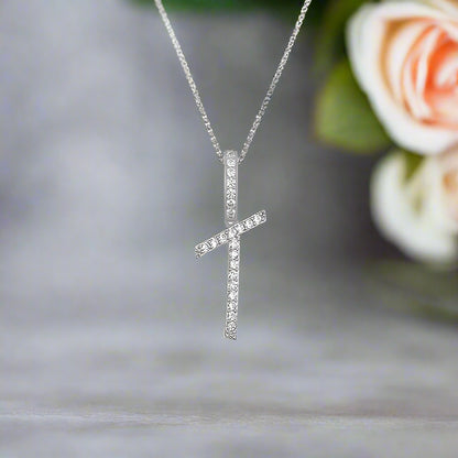 Collier avec pendentif initial en moissanite et argent sterling