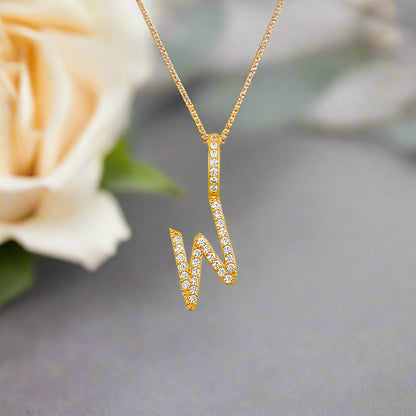 Collar con colgante inicial de moissanita en plata de ley bañada en oro