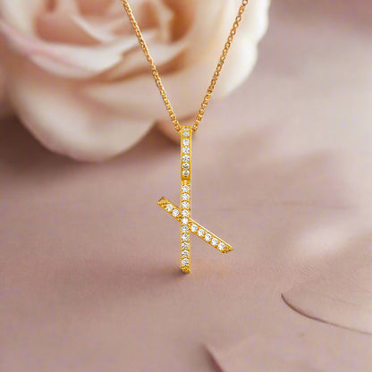 Collar con colgante inicial de moissanita en plata de ley bañada en oro