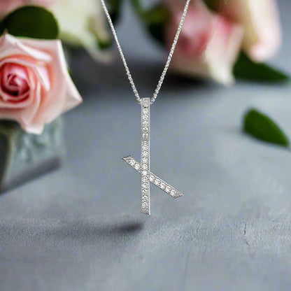 Collier avec pendentif initial en moissanite et argent sterling